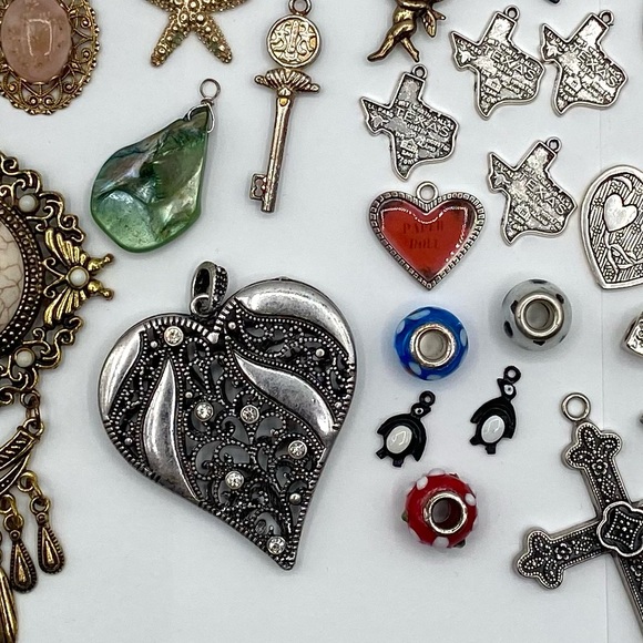 Assorted Jewelry Lot of Charms and Pendants - Picture 7 of 11